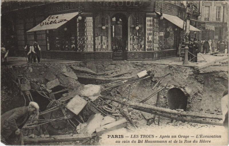 Carte postale ancienne Paris (8e) Les Trous Excavation - Bd Haussmann à Paris 8e