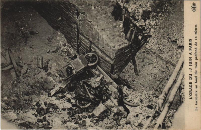 Carte postale ancienne L'Orage Du 15 Juin a Paris (8e) Le taximetre au fond du trou à Paris 8e