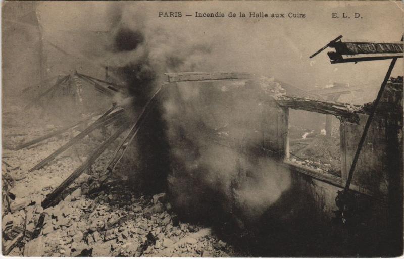 Carte postale ancienne Paris (1e) Incendie de la Halle aux Cuirs à Paris 1er