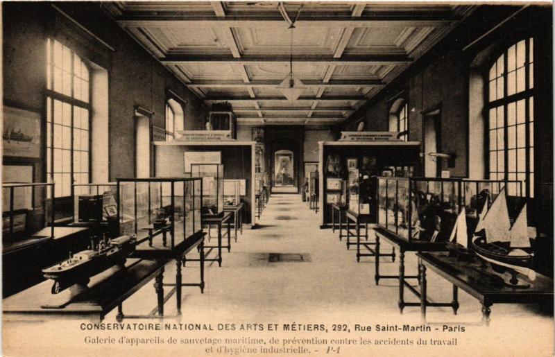 Carte postale ancienne Paris (3e) Cnam - Galerie d'appareils de sauvetage maritime à Paris 3e