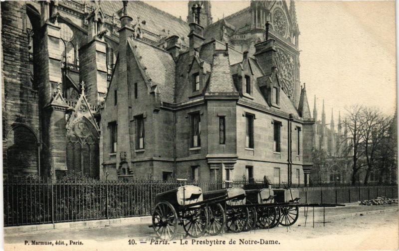 Carte postale ancienne Paris (1e) - Notre Dame de Paris Le Presbytere à Paris 1er