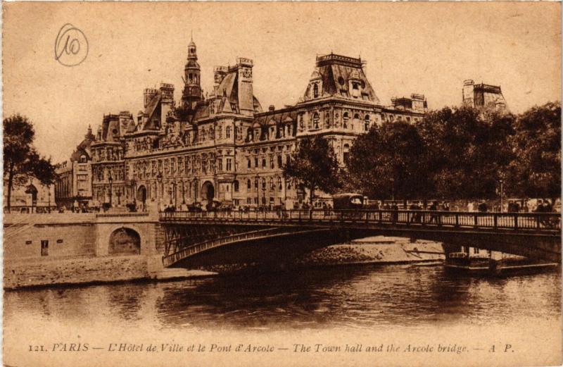 Carte postale ancienne Paris (4e) - Hotel de Ville et le Pont d'Arcole à Paris 4e
