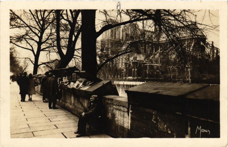 Carte postale ancienne Paris 4e Bouquiniste du quai Montebello; Notre Dame à Paris 4e