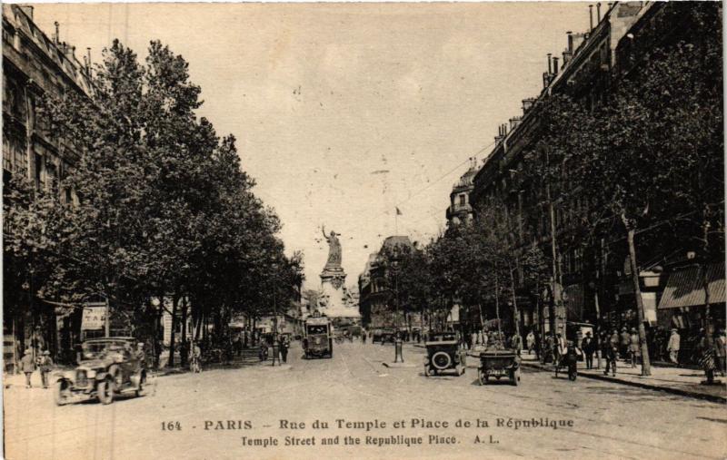 Carte postale ancienne Paris 3e Paris-Rue du Temple et Place de la Réublique à Paris 3e