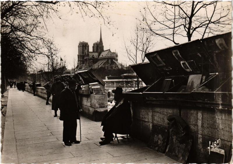 Carte postale ancienne Paris (5e) - les bouquinistes du quai de la Tournelle à Paris 5e