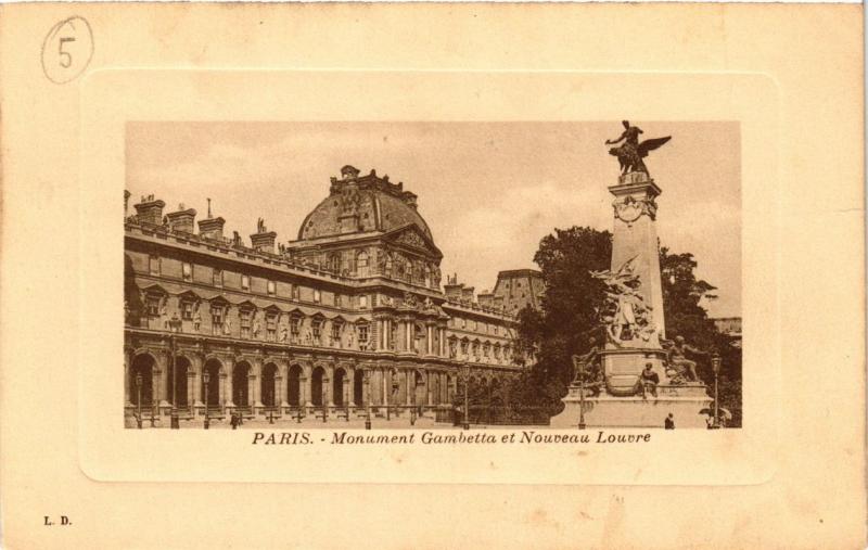Carte postale ancienne Paris (1e) - Le Louvre et le Monument de Gambetta à Paris 1er