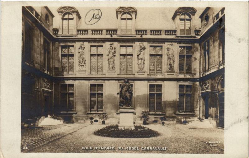 Carte postale ancienne Paris (3e) - Musée Carnavalet - Cour d'entrée à Paris 3e