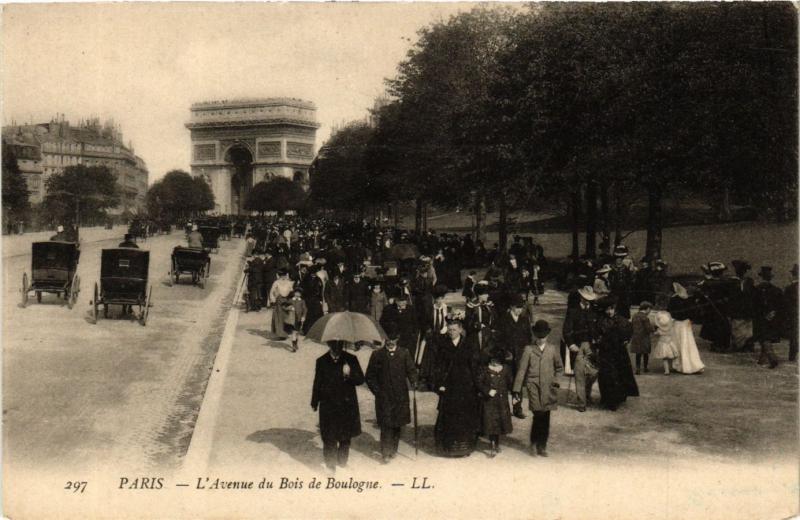 Carte postale ancienne L'Avenue du Bois de Boulogne à Paris 16e