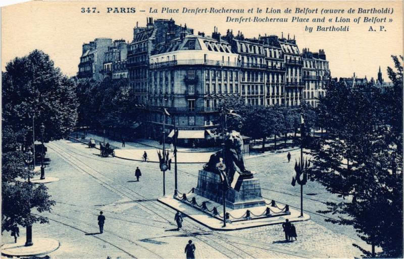 Carte postale ancienne La Place Denfert-Rochereau et le Lion de Belfort à Paris 14e