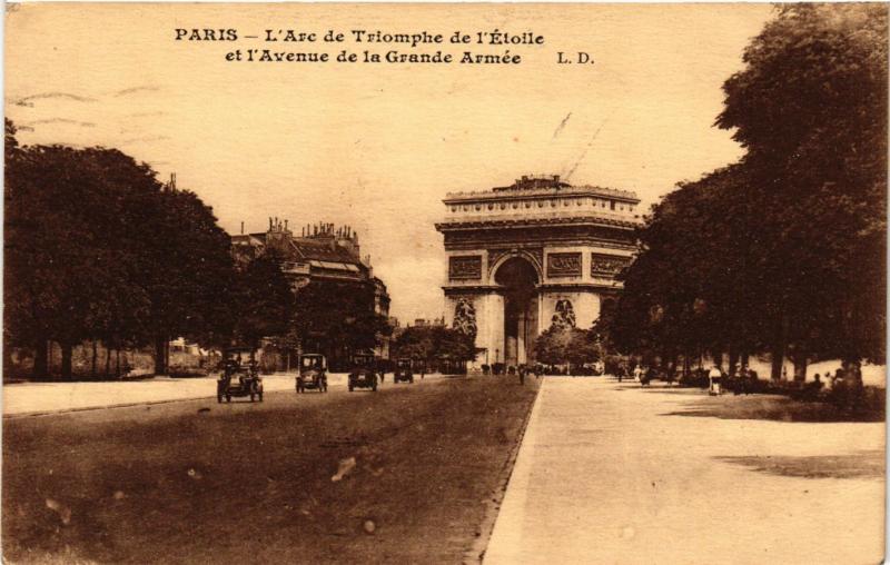 Carte postale ancienne L'Arc de Triomphe de l'Etoile et l'Avenue de la Grande Armée à Paris 16e