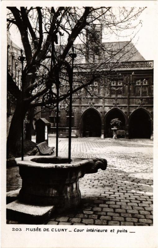 Carte postale ancienne Paris 5e-Musée de Cluny-Cour intérieure et puits à Paris 5e