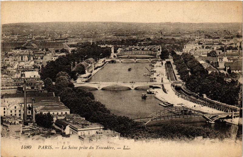 Carte postale ancienne La Seine prise du Trocadéro à Paris 16e