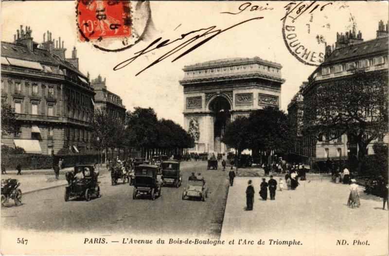 Carte postale ancienne L'Avenue du Bois-de-Boulogne et l'Arc de Triomphe à Paris 16e