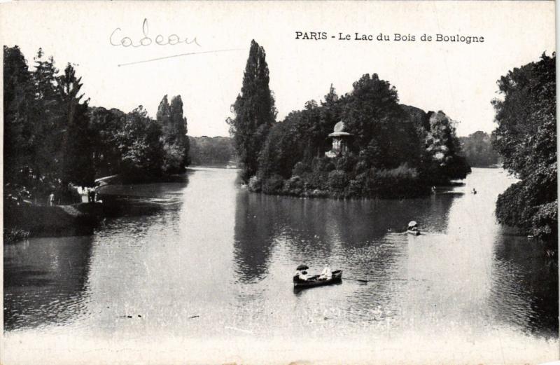 Carte postale ancienne Le Lac du Bois de Boulogne à Paris 16e