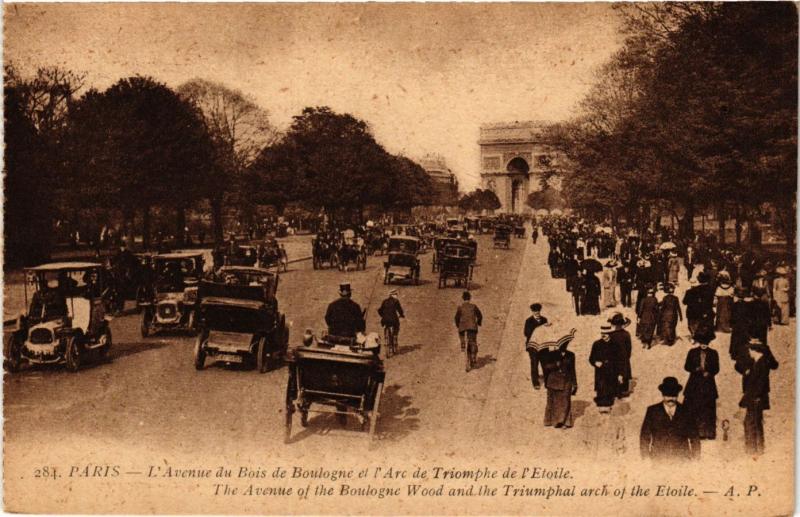 Carte postale ancienne L'Avenue du Bois de Boulogne et l'Arc de Triomphe à Paris 16e