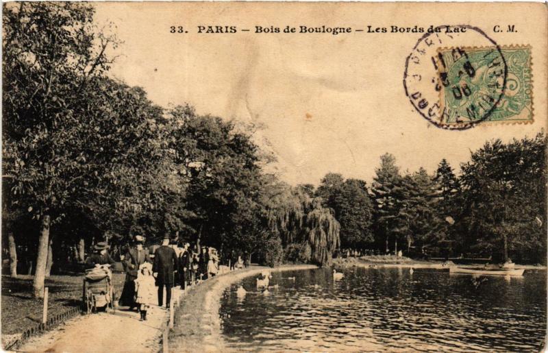 Carte postale ancienne Bois de Boulogne - Les Bords du Lac à Paris 16e
