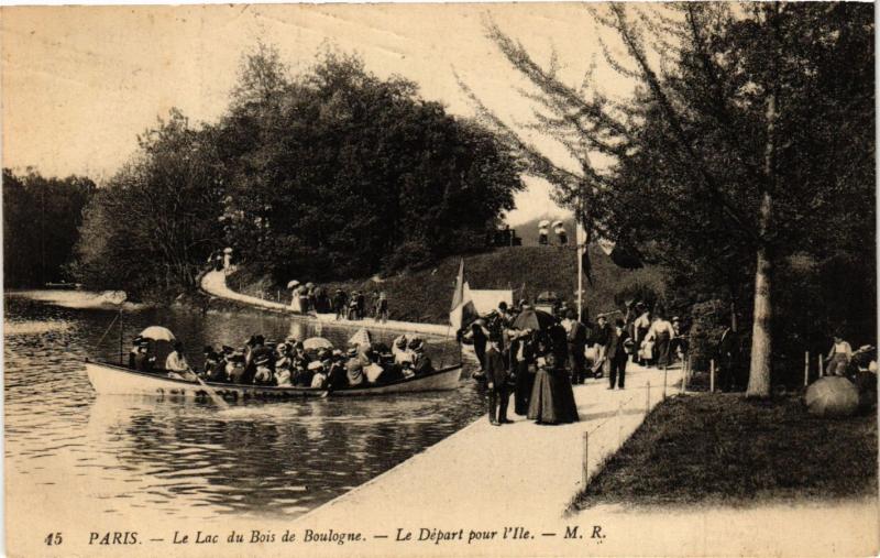 Carte postale ancienne Le Lac du Bois de Boulogne - Le Départ pour l'Ile à Paris