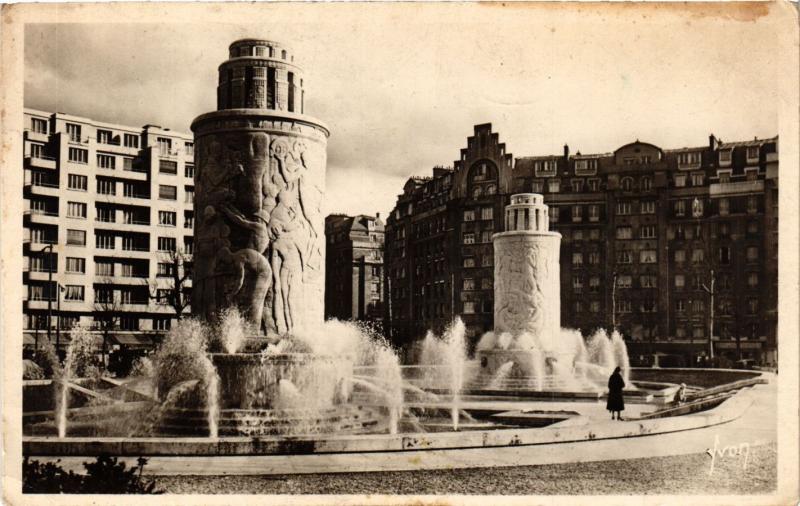 Carte postale ancienne Les fontaines de la porte de Saint-Cloud à Paris 16e