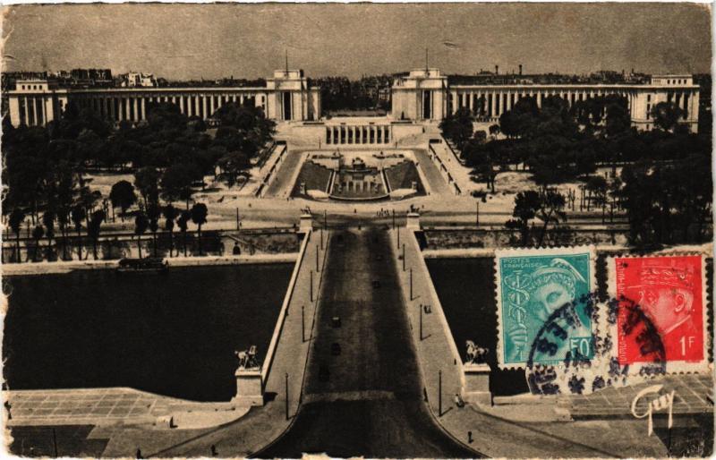 Carte postale ancienne Le Pont d'Iéna et les Jardins du Palais de Chaillot à Paris 7e