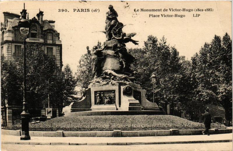 Carte postale ancienne Le Monument de Victor-Hugo - Place Victor-Hugo à Paris 16e