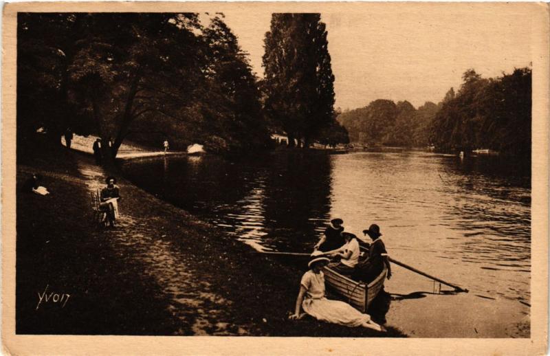 Carte postale ancienne Le Lac du Bois de Boulogne à Paris 16e