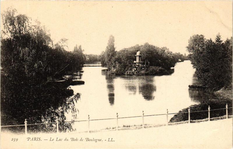 Carte postale ancienne Le Lac du Bois de Boulogne à Paris 16e