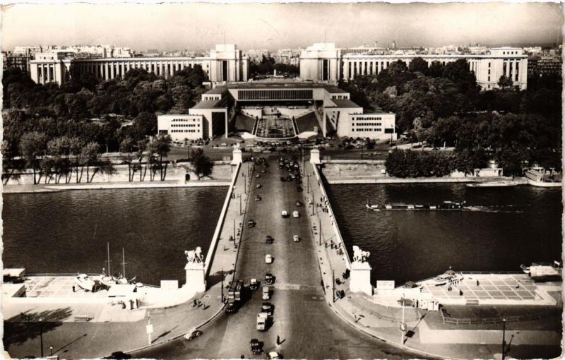 Carte postale ancienne Le Pont d'Iéna et le Palais de Chaillot à Paris 7e