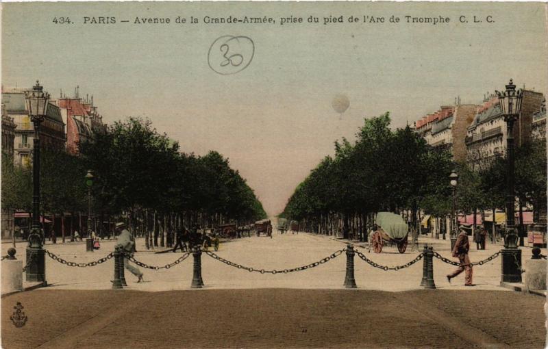 Carte postale ancienne Avenue de la Grande-Armée prise du pied de l'Arc de Triomphe à Paris 16e