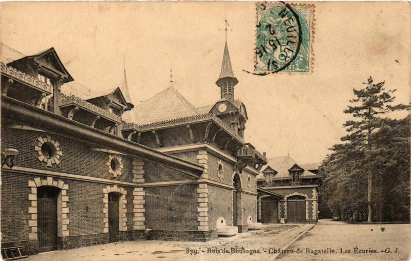 Carte postale ancienne Bois de Boulogne - Château de Bagatelle - Les Ecuries à Paris