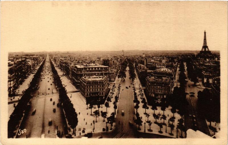 Carte postale ancienne Vue panoramique sur l'Avenue des Champs Elysées à Paris 16e