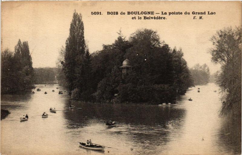 Carte postale ancienne Bois de Boulogne - La pointe du Grand Lac et le Belvédère à Paris 16e