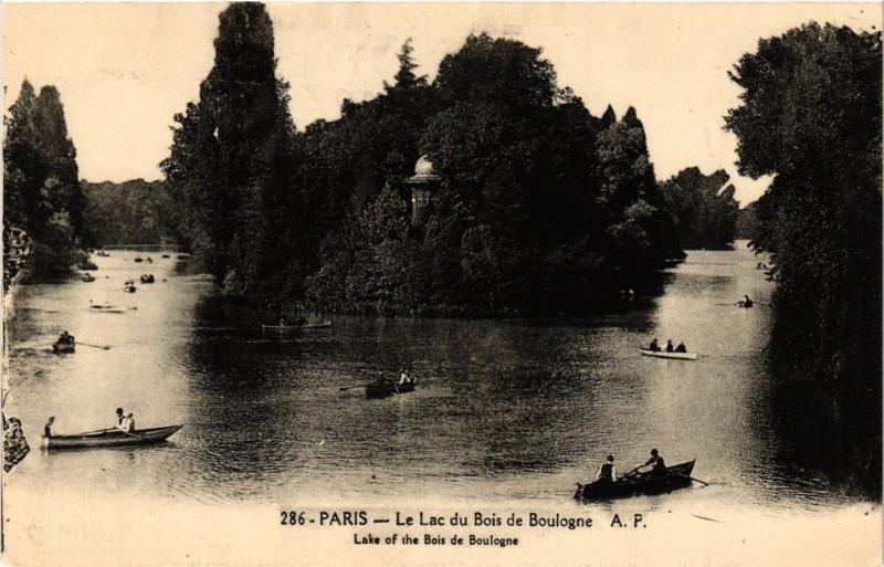 Carte postale ancienne Le Lac du Bois de Boulogne à Paris 16e