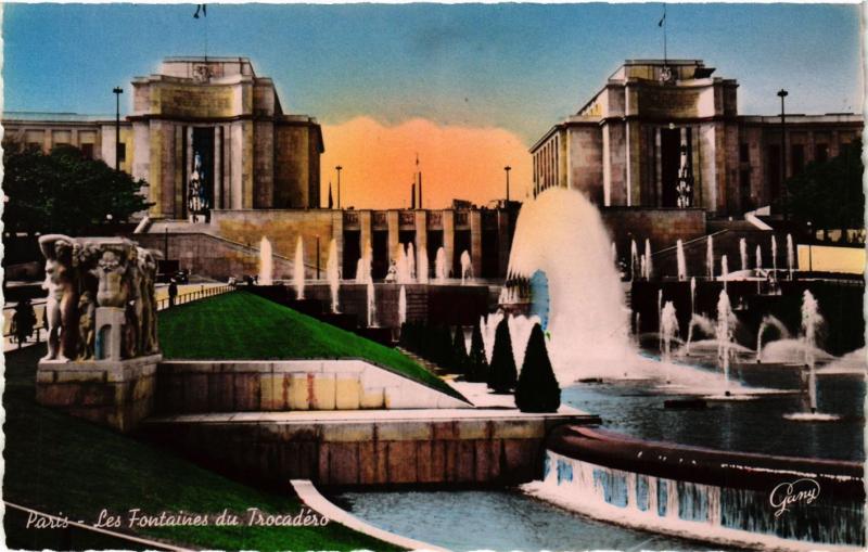 Carte postale ancienne Les Fontaines du Trocadéro à Paris 16e
