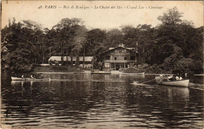 Carte postale ancienne Bois de Boulogne - Le Chalet des Iles - Grand Lac - Canotage à Paris