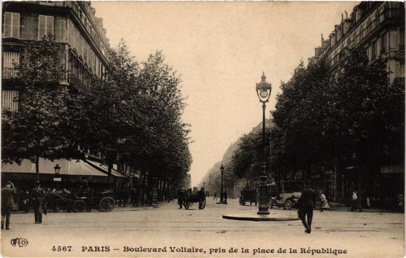 Carte postale ancienne Paris 11e Paris-Boulevard Voltaire, pris de la place de la Rep. à Paris 11e
