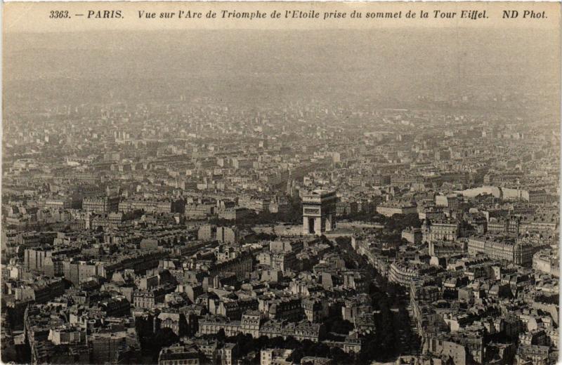 Carte postale ancienne Vue sur l'Arc de Triomphe de l'Etoile prise du sommet de la Tour Eiffel à Paris 7e