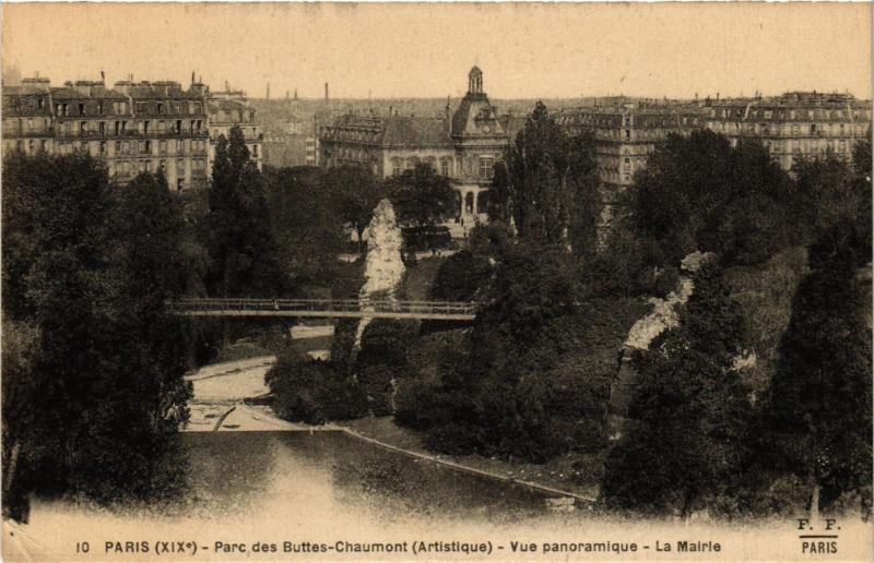Carte postale ancienne Parc des Buttes-Chaumont - Vue panoramique - La Mairie à Paris 19e