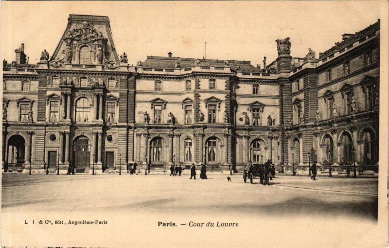 Carte postale ancienne Paris (1e) - Cour du Louvre à Paris 1er