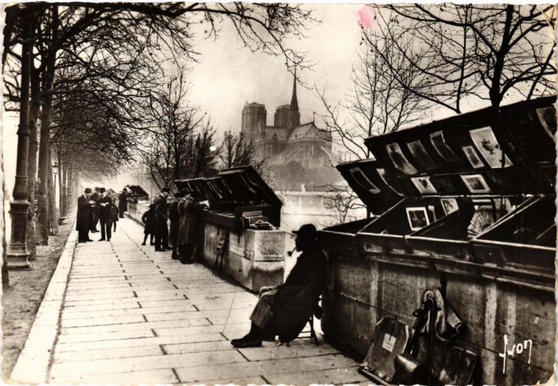 Carte postale ancienne Paris (5e) - Bouquiniste du Quai de la Tournelle à Paris 5e