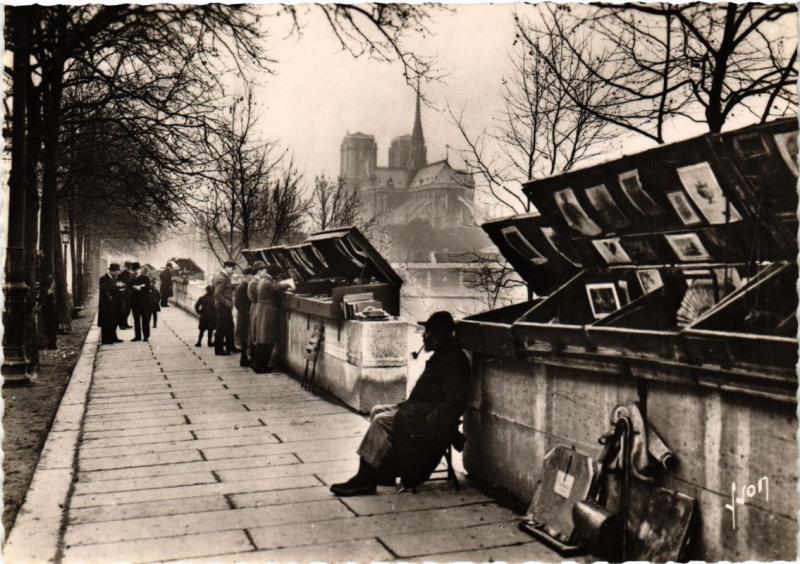 Carte postale ancienne Paris (5e) - Bouquiniste du Quai de la Tournelle à Paris 5e