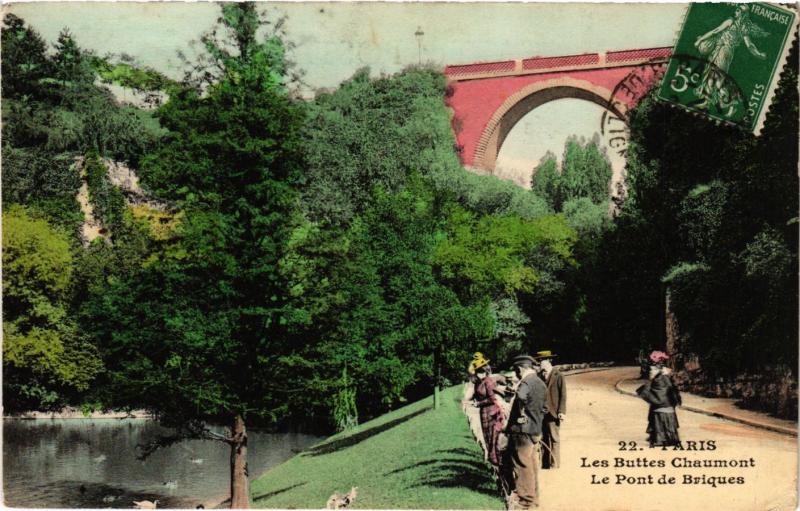 Carte postale ancienne Les Buttes Chaumont - Le Pont de Briques à Paris 19e