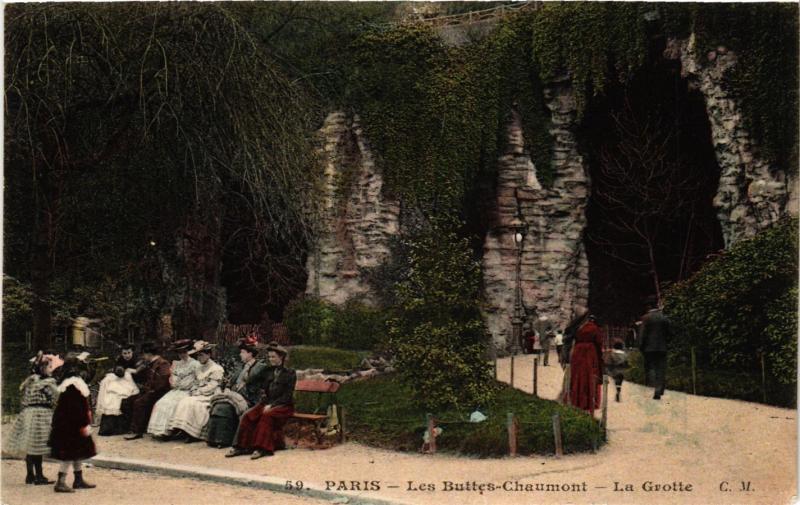 Carte postale ancienne Les Buttes-Chaumont - La Grotte à Paris 19e