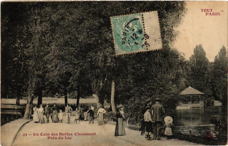 Carte postale ancienne Un Coin des Buttes Chaumont - Près du Lac à Paris 19e
