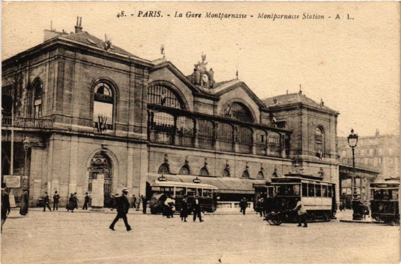 Carte postale ancienne La Gare Montparnasse - Montparnasse Station à Paris 14e