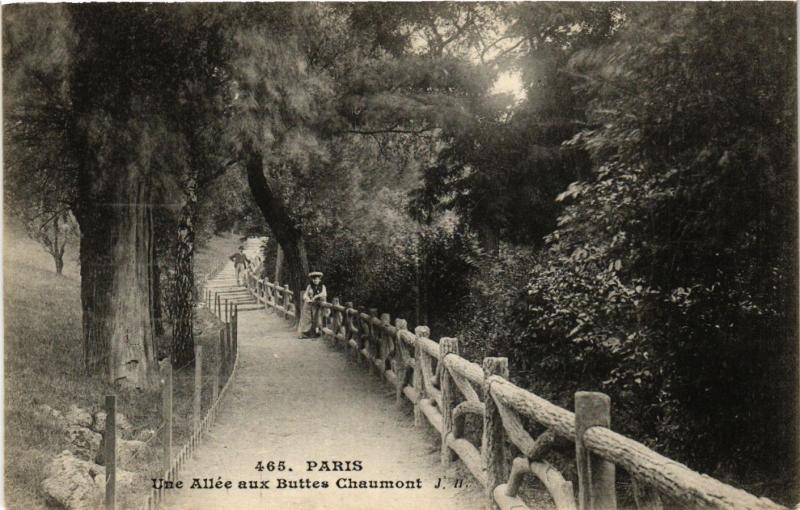 Carte postale ancienne Une Allée aux Buttes Chaumont à Paris 19e