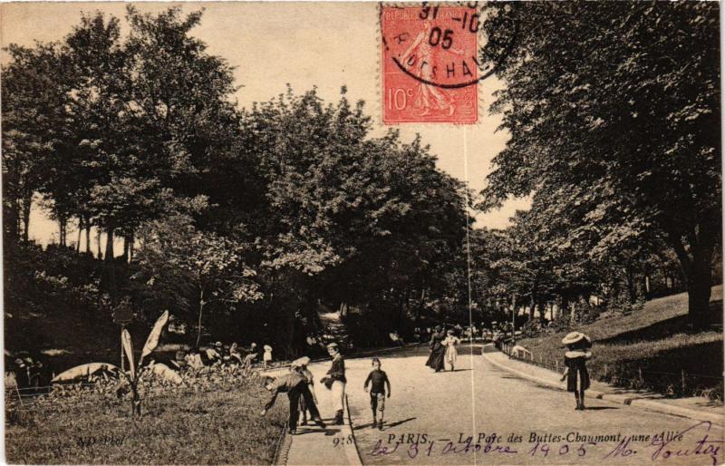 Carte postale ancienne Le Parc des Buttes-Chaumont, une Allée à Paris 19e