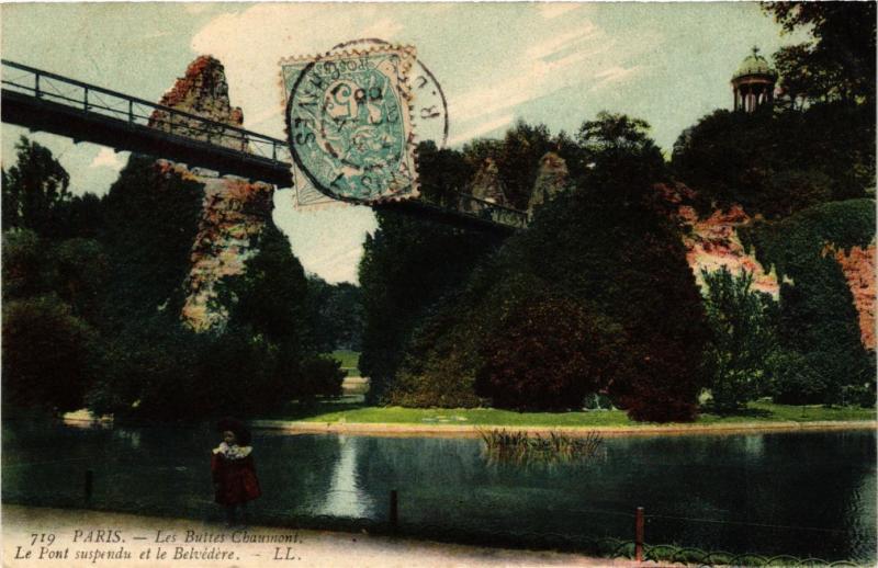 Carte postale ancienne Les Buttes Chaumont - Le Pont suspendu et le Belvédère à Paris 19e