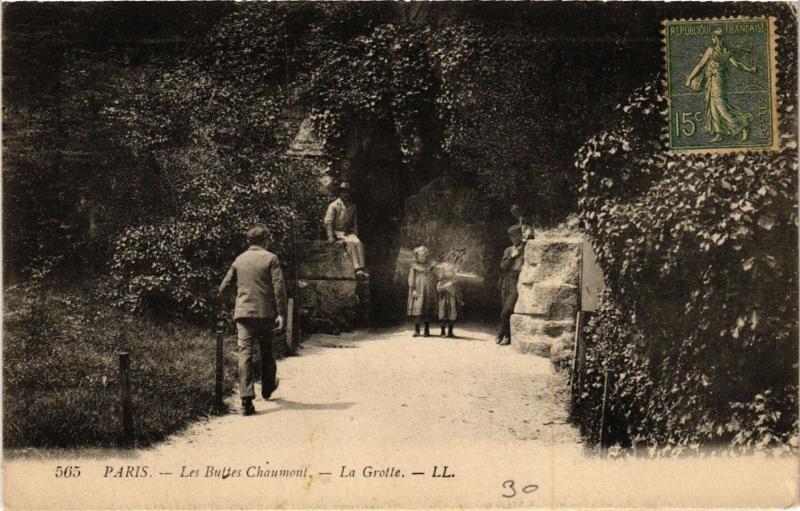 Carte postale ancienne Les Buttes Chaumont - La Grotte à Paris 19e