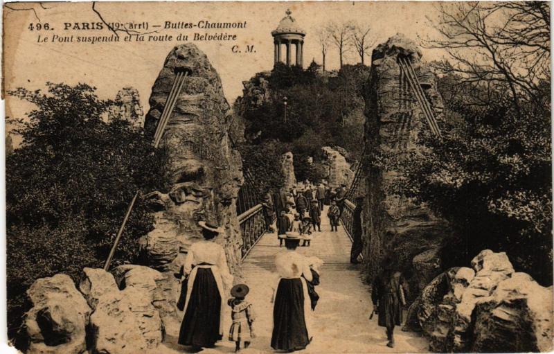 Carte postale ancienne Buttes-Chaumont - Le Pont Suspendu et la route du Belvédère à Paris 19e