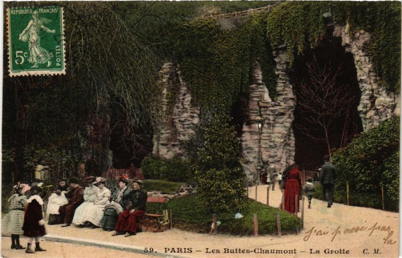 Carte postale ancienne Les Buttes-Chaumont - La Grotte à Paris 19e